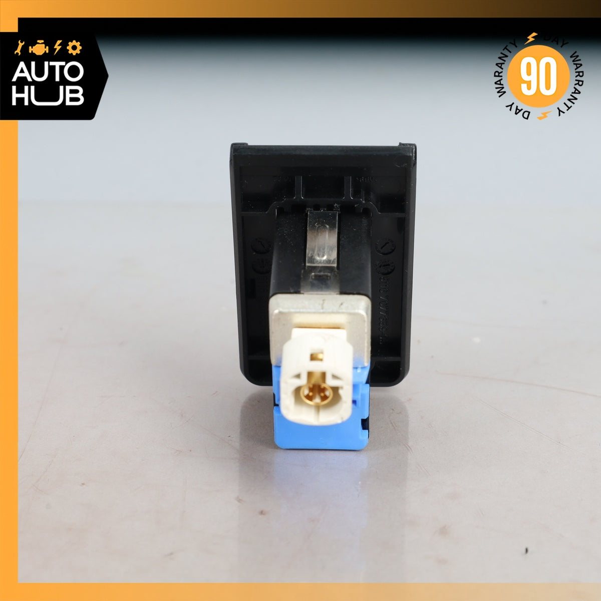 BMW E60 528i 328i Front Center Console Charge AUX/USB Port Socket OEM 78k - photo 5