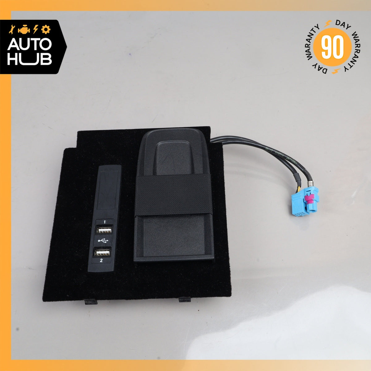 14-17 Mercedes W222 S550 S600 S63 AMG Center Console Socket USB Port w/ Trim OEM - photo 1