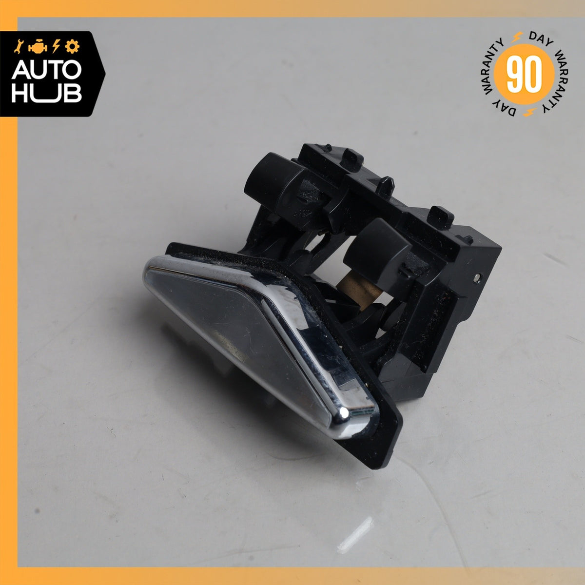 Maserati Quattroporte M156 Center Console Armrest Release Opener Button OEM - photo 3