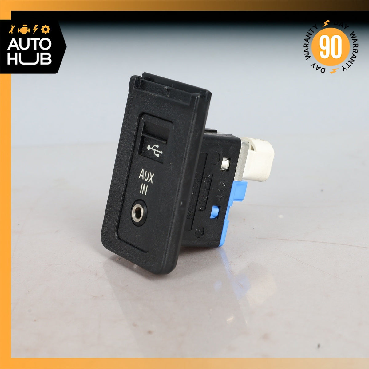 BMW E60 528i 328i Front Center Console Charge AUX/USB Port Socket OEM 78k - photo 3