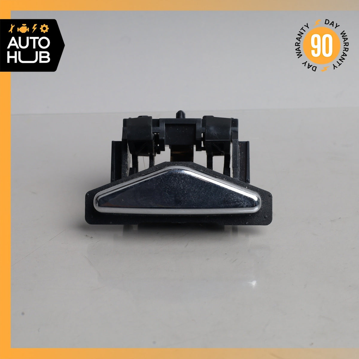 Maserati Quattroporte M156 Center Console Armrest Release Opener Button OEM - photo 2
