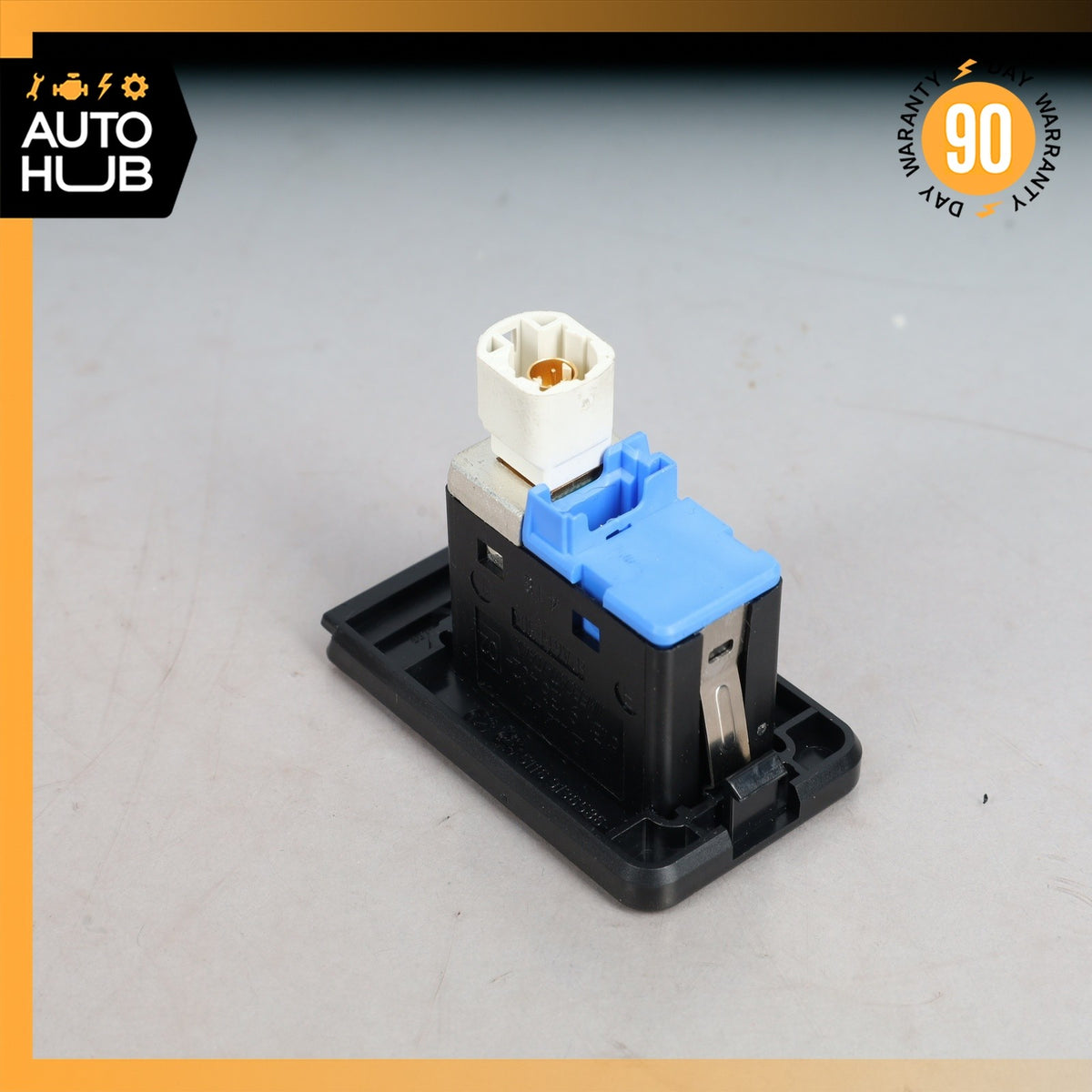 BMW E60 528i 328i Front Center Console Charge AUX/USB Port Socket OEM 78k - photo 7